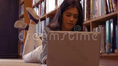 安静的学生在图书馆里使用笔记本电脑